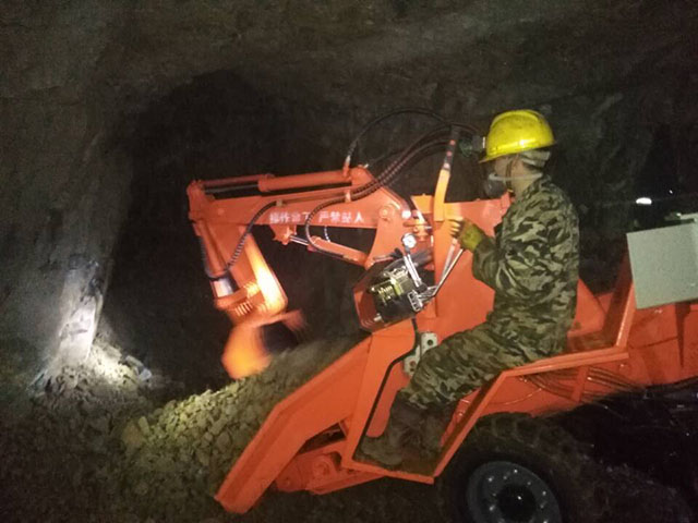 扒渣機操作作業(yè).jpg 扒渣機操作作業(yè).jpg