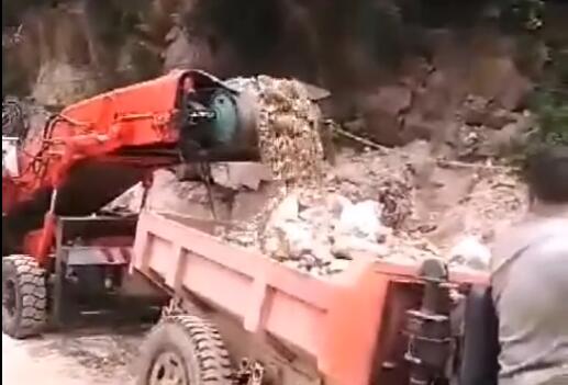 皮帶扒渣機出渣實況圖.jpg 皮帶扒渣機出渣實況圖.jpg